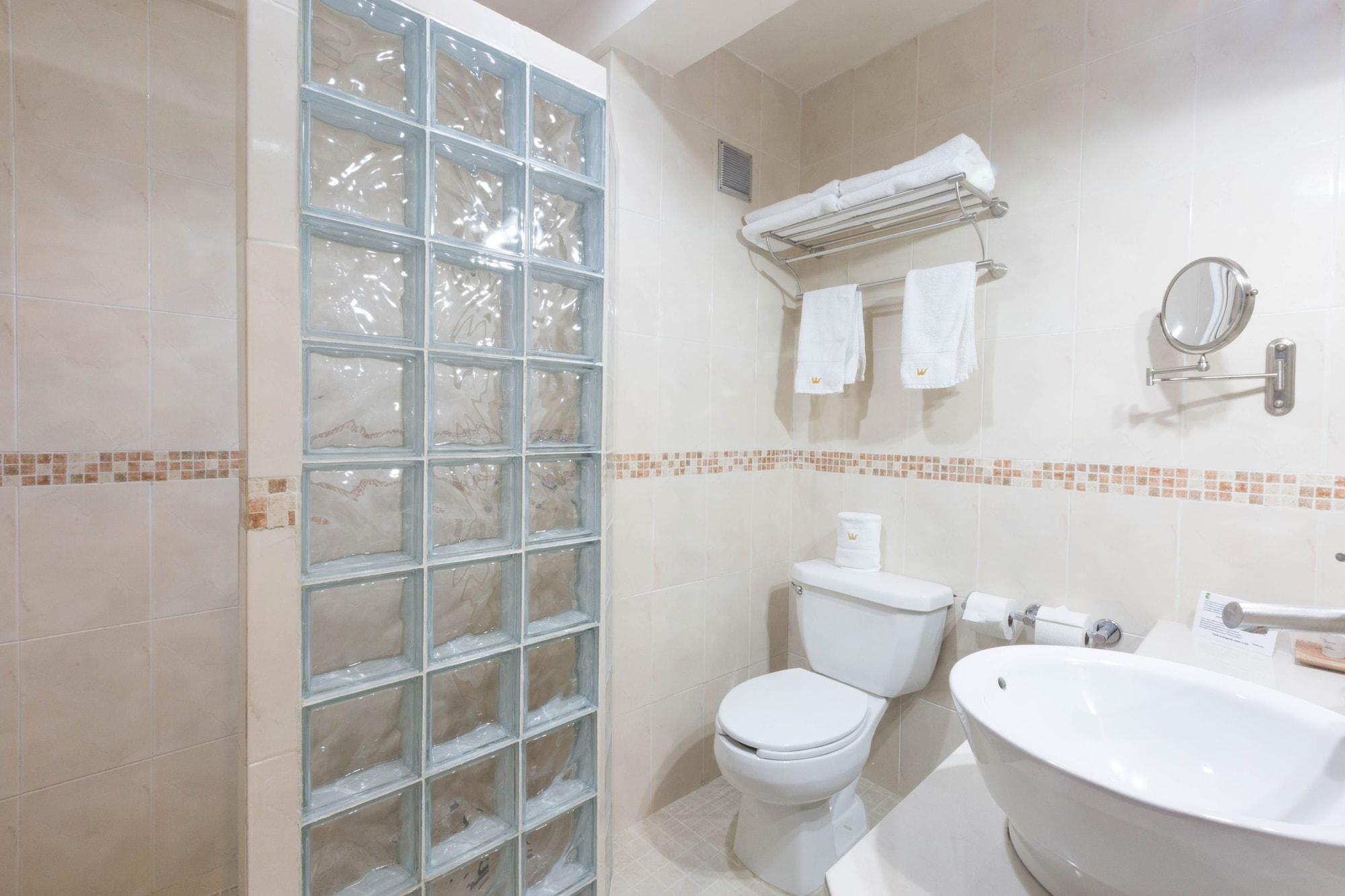 Hotel Victoria Mérida Kültér fotó A modern bathroom